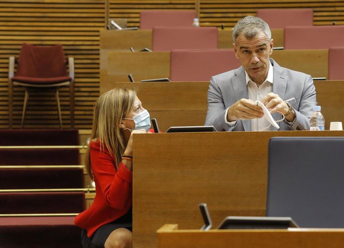 El portavoz de Ciudadanos en las Corts, Toni Cantó; y la diputada de Ciudadanos María Quiles, hablan momentos antes del inicio de una sesión ordinaria en Corts