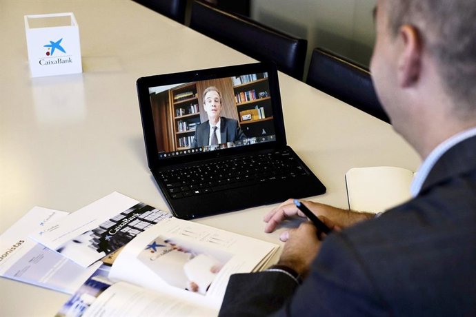 Jordi Gual durante su intervención en la reunión con el Comité Consultivo de Accionistas.