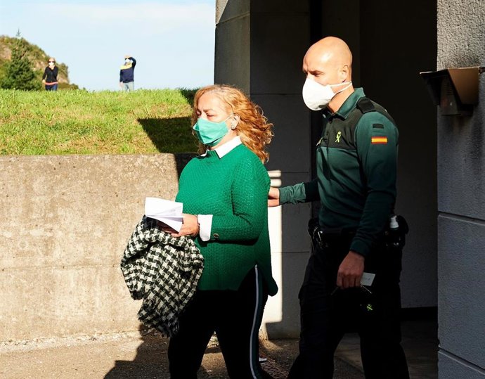 Carmen Merino, acusada del crimen del cráneo de Castro Urdiales, a la salida del Juzgado de Instrucción n 3, donde estaba citada a declarar