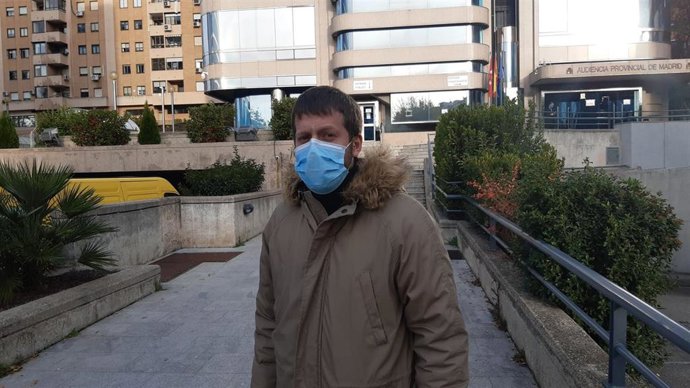 Una de las víctimas de dos vigilantes al ser expulsado de un centro comercial tras darse un beso con su pareja