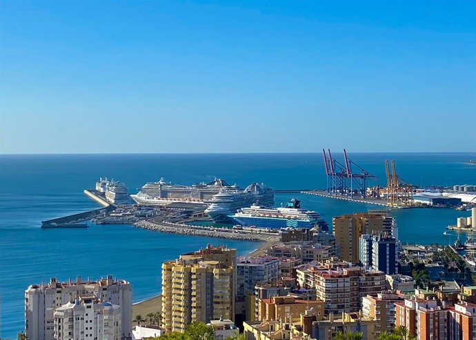 Foto de archivo del puerto de Málaga con cruceros en el año 2019
