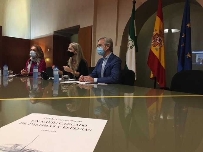 La consejera de Cultura y Patrimonio Histórico, Patricia del Pozo (centro), en el encuentro telemático con la familia de Pablo García Baena
