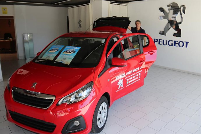 Imagen de un coche en un concesionario.