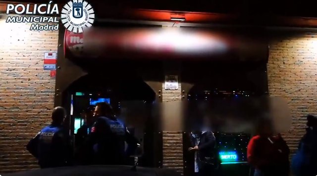 Desalojado un bar en el madrileño distrito de Latina con 86 personas sin mascarilla cuando el aforo era de 25