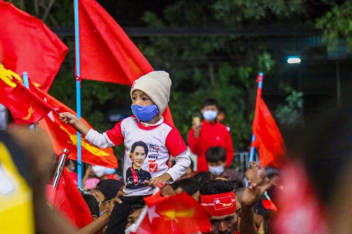 Simpatizantes de la Liga Nacional para la Democracia celebran en Mandalay, Birmania