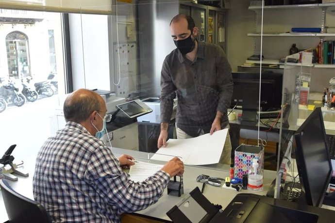 Alejandro López, de Unidas Podemos, registrando la iniciativa.