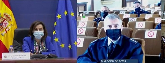 La ministra de Defensa, Margarita Robles, y el Coronel Director de la Academia Básica del Aire, Juan Antonio Ballesta Miñarro, durante la videoconferencia de este viernes.