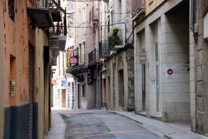Pla general d'un carrer del centre histric de Manresa. Imatge del 13 de novembre del 2020. (Horitzontal)