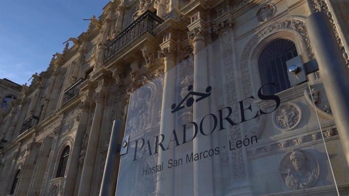 Puerta principal del Parador de San Marcos de León, que reabrirá sus puertas el 3 de diciembre.