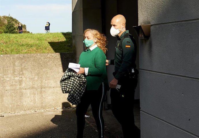 Carmen Merino, la acusada por el crimen del cráneo de Castro Urdiales, sale del Juzgado custodiada por agente de la Guardia Civil.