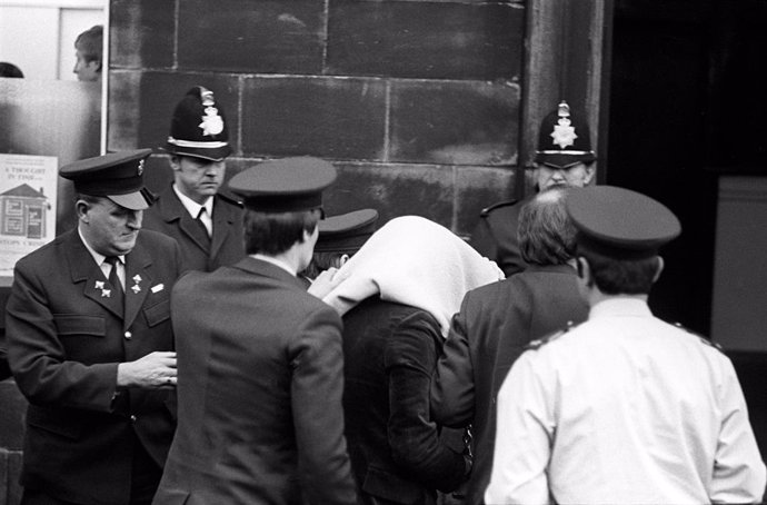 FILED - 20 February 1981, England, Bradford: Truck driver Peter Sutcliffe (C), who were accused of murdering 13 women and the attempted murder of seven others, arrives at Dewsbury Magistrates Court. The serial killer Peter Sutcliffe, known as the "Rippe