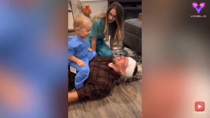 Este bebé disfrazado de médico ausculta y hace una maniobra de RCP a su padre
