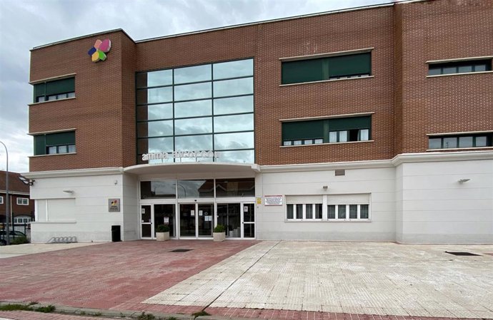 Fachada de la residencia AMMA Alcorcón el mismo día en el que el Tribunal Superior de Justicia de Madrid (TSJM) ha acordado que la Comunidad de Madrid, a través de la Consejería de Sanidad, dote de "manera inmediata" a las residencias de mayores de Alco