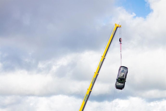 Vehículo de Volvo Cars encima de una grúa.
