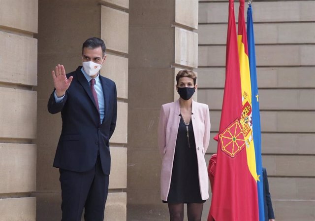 El presidente del Gobierno de España, Pedro Sánchez, y la presidenta del Gobierno de Navarra, María Chivite, en el Palacio de Navarra, en Pamplona, este viernes ,13 de noviembre de 2020.