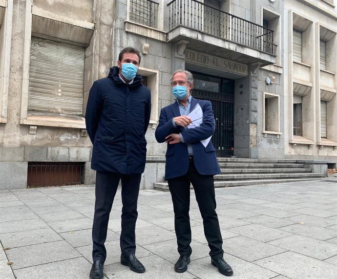 El alcalde, Óscar Puente, y el concejal de Planeamiento Urbanístico, Manuel Saravia.