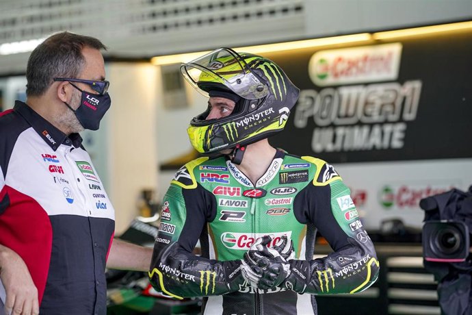 Cal Crutchlow habla en el 'box' del circuito de Cheste con un miembro del equipo LCR
