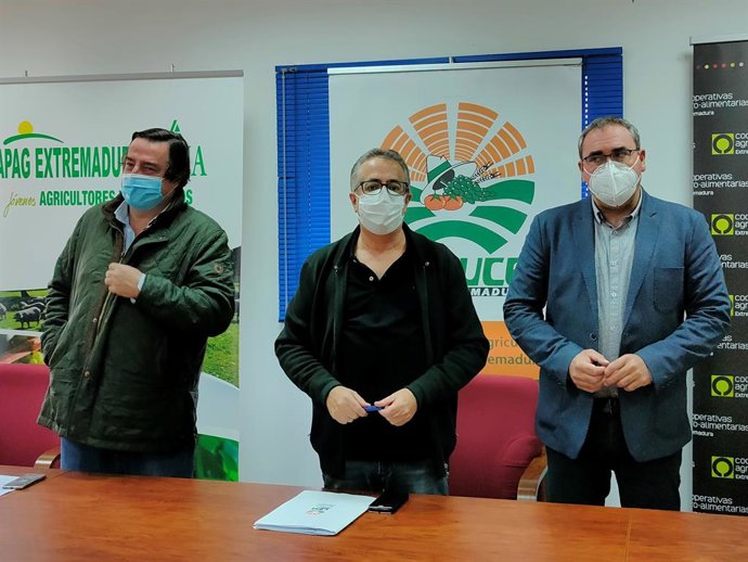 García Blanco, Huertas y Pacheco en la rueda de prensa en defensa del sector del tabaco.