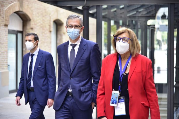 El gobernador del Banco de España, Pablo Hernández de Cos, y la presidenta de la Fundación Olof Palme, Anna Balletbó