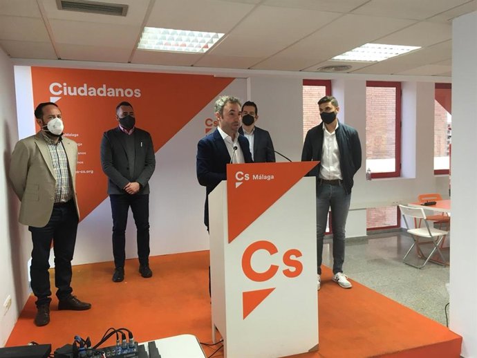 Guillermo Díaz, coordinador provincial de Cs Málaga, en rueda de prensa junto a nuevos miembros del comité ejecutivo del partido en la provincia
