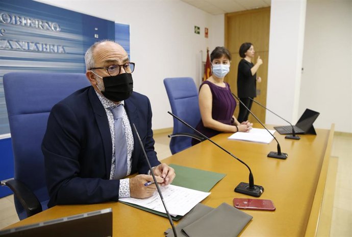 El consejero de Sanidad, Miguel Rodríguez, y la directora general de Salud Pública, Paloma Navas