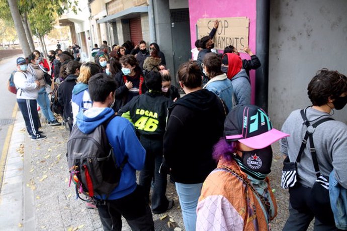 Pla general de la concentració per impedir el desnonament d'un dels pisos del bloc de Girona 'La semilla migrante' aquest 13 de novembre del 2020 (Horitzontal)