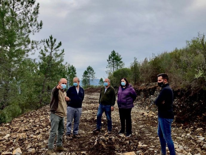 Begoña García Bernal visita las obras en pistas forestales de Sierra de Gata