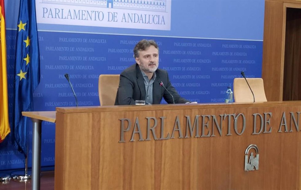 El portavoz parlamentario del PSOE-A, José Fiscal, en rueda de prensa.