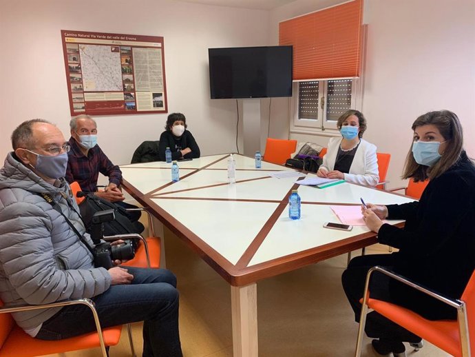 La diputada Azucena Suárez junto a los miembros de la asociación Diabetes Segovia.