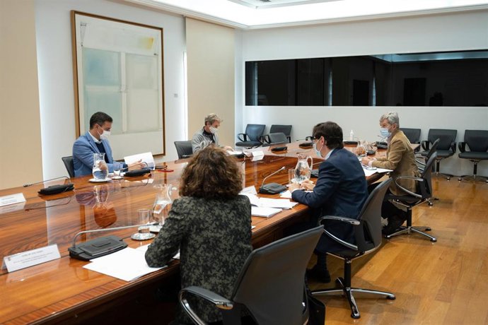 El presidente del Gobierno, Pedro Sánchez (c), preside la reunión del Comité de Seguimiento del Coronavirus acompañado por el director del Centro de Coordinación de Alertas y Emergencias Sanitarias (CCAES), Fernando Simón, y el ministro de Sanidad, Salv