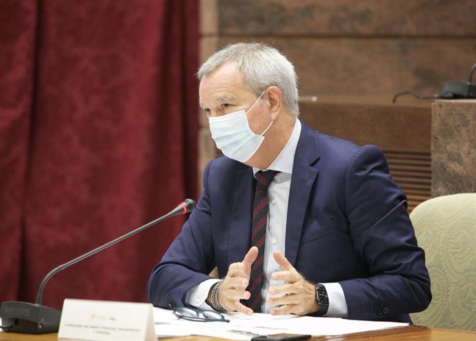 El consejero de Obras Públicas, Transportes y Vivienda del Gobierno de Canarias, Sebastián Franquis, en comisión parlamentaria