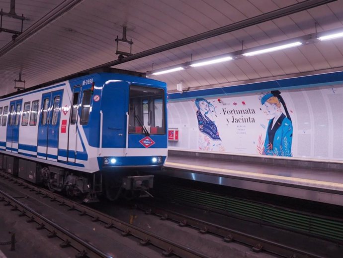 Un metro entrando en la estación de Ríos Rosas con el texto de 'Fortunata y Jacinta' de fondo.