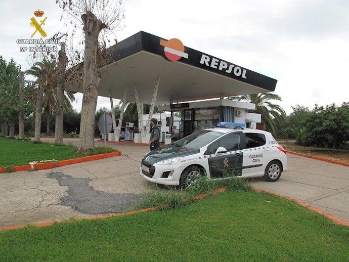 Un agente de la Guardia Civil en un dispositivo preventivo en una gasolinera de la provincia de Córdoba.