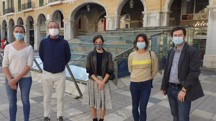 El concejal de Participación Ciudadana y Gobierno Interior, Alberto Jarabo, y la directora general de Participación Ciudadana, Claudia Costa, presentan las entidades del proceso participativo de la plaza Mayor.