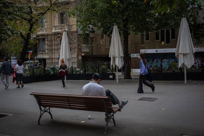 Varias personas pasean durante el cuarto día de la entrada en vigor de las nuevas restricciones en Cataluña, en Barcelona, Cataluña (España) a 20 de octubre de 2020. El pasado viernes 16 de octubre entraron en vigor las nuevas restricciones decretadas p
