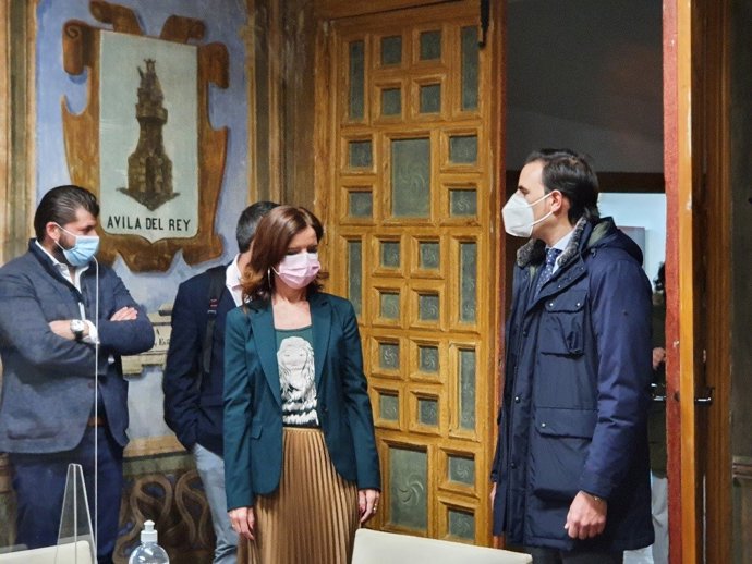 Reunión entrer la consejera de Empleo y el alcalde de Medina del Campo para avanzar en el Programa Territorial de Fomento de la localidad y su comarca.