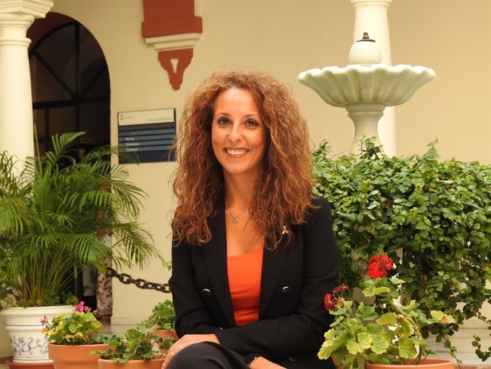 Rosa Carro actualmente es Teniente de Alcalde y portavoz de Ciudadanos en el Ayuntamiento de Alcalá de Guadaíra, donde además dirige tres concejalías; Turismo, Juventud y Transparencia.