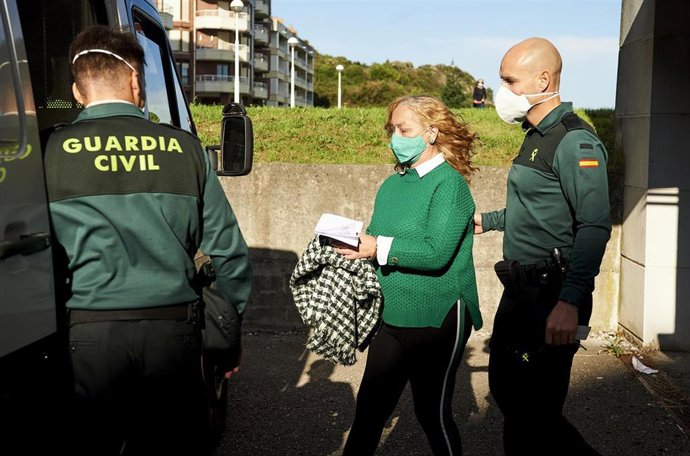 Carmen Merino, la acusada por el crimen del cráneo de Castro Urdiales, sale custodiada por agente de la Guardia Civil a su salida del Juzgado de Instrucción número 3 de Castro Urdiales