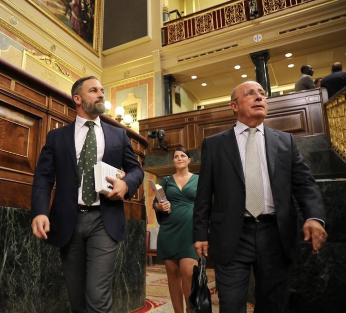 El presidente de Vox, Santiago Abascal, el diputado Ignacio Gil Lázaro, y la secretaria general del grupo parlamentario, Macarena Olona. 