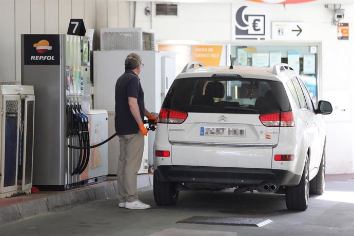 Un hombre echa gasolina a su coche en la fase 0 de la desescalada en la que las gasolineras siguen prestando servicio durante el estado de alarma por la crisis del Covid-19, en Madrid (España) a 6 de mayo de 2020.
