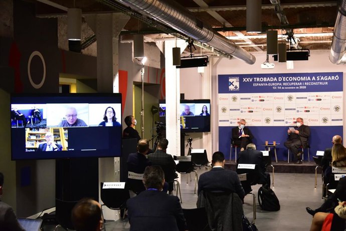 El presidente de la Cámara de Comercio de España, Josep Lluis Bonet (d); y el presidente de Renfe Operadora, Isaías Táboas, participan en la mesa redonda 'Seguridad, recuperación, reconstrucción' en el marco del XXV Aniversario de Economía 'España-Europ