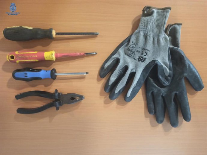 La Policía Nacional Detiene A Dos Individuos Por Un Delito De Robo Con Fuerza En Vehículo