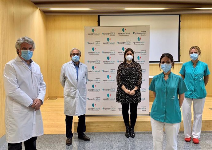 Los doctores Palomares y Gómez Vázquez junto a la presidenta de Adicor, Claudia Medina, y dos enfermeras del Hospital Quirónsalud Córdoba