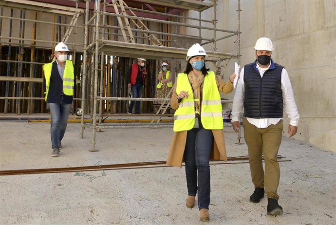La alcaldesa, Gema Igual, visita las obras del Centro Cívico de Cueto