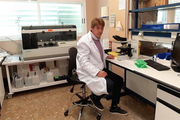 El profesor de la Facultad de Medicina Maximino Redondo, investigador principal de una investigación para diseñar una herramienta de predicción para conocer la evolución de la COVID en pacientes graves