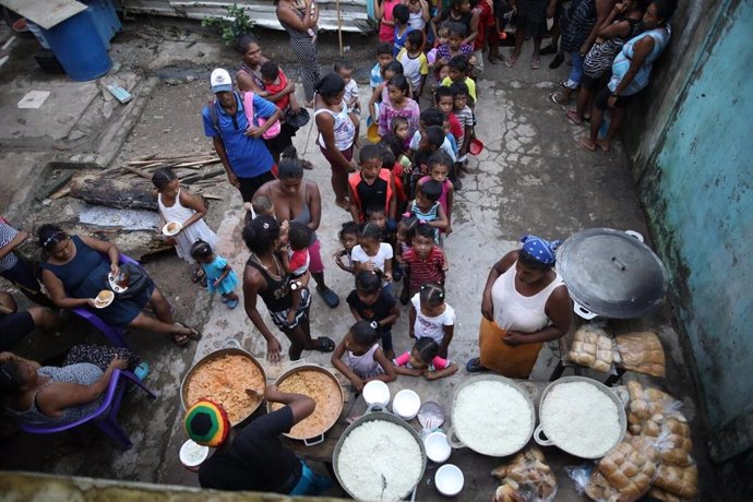 Distribución de comida entre los afectados por el huracán 'Eta' en Nicaragua