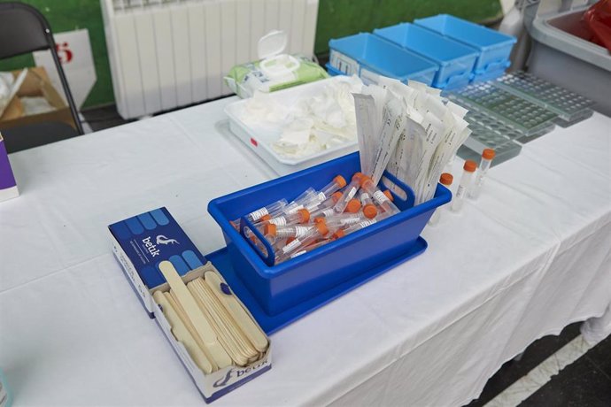 Vista del material necesario para la realización de pruebas PCR en el dispositivo instalado en el Frontón Arizmendi de Ermua, Vizcaya, Euskadi (España), a 26 de octubre de 2020. El Departamento de Salud y Osakidetza, en el marco de los trabajos de vigil