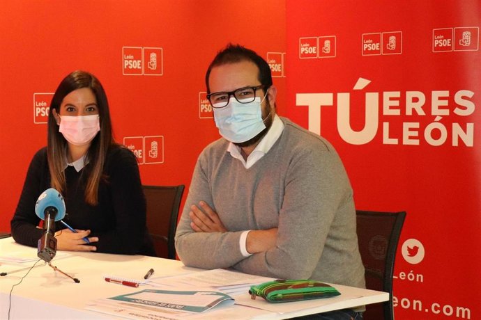 El portavoz de Fomento, Turismo y Deportes del Grupo Socialista en las Cortes, Ángel Hernández, y la secretaria de Organización del PSOE de León, Nuria Rubio.