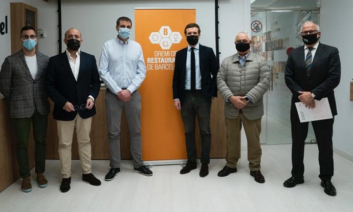 El presidente del PP, Pablo Casado, se reúne con representantes del Gremio de la Restauración de Barcelona. 