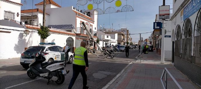 Accidente laboral en Tocina al caer desde una grúa un operario que instalaba luces navideñas